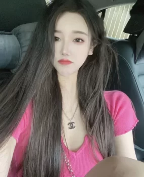 艺术系画画室里的甜美小姐姐脾气好听话