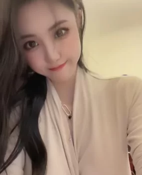 笑起来很甜美大胸丰满乳小姐姐健谈合得来