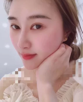 一个颜值，态度，身材打9分的小姐姐