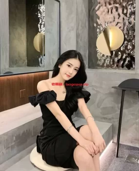 重庆在校大学生下海不久在店兼职，叫声好听，貌美肤白。