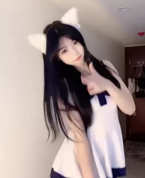 气质甜美网上直播带货女主播年纪轻轻水嫩大胸本人出