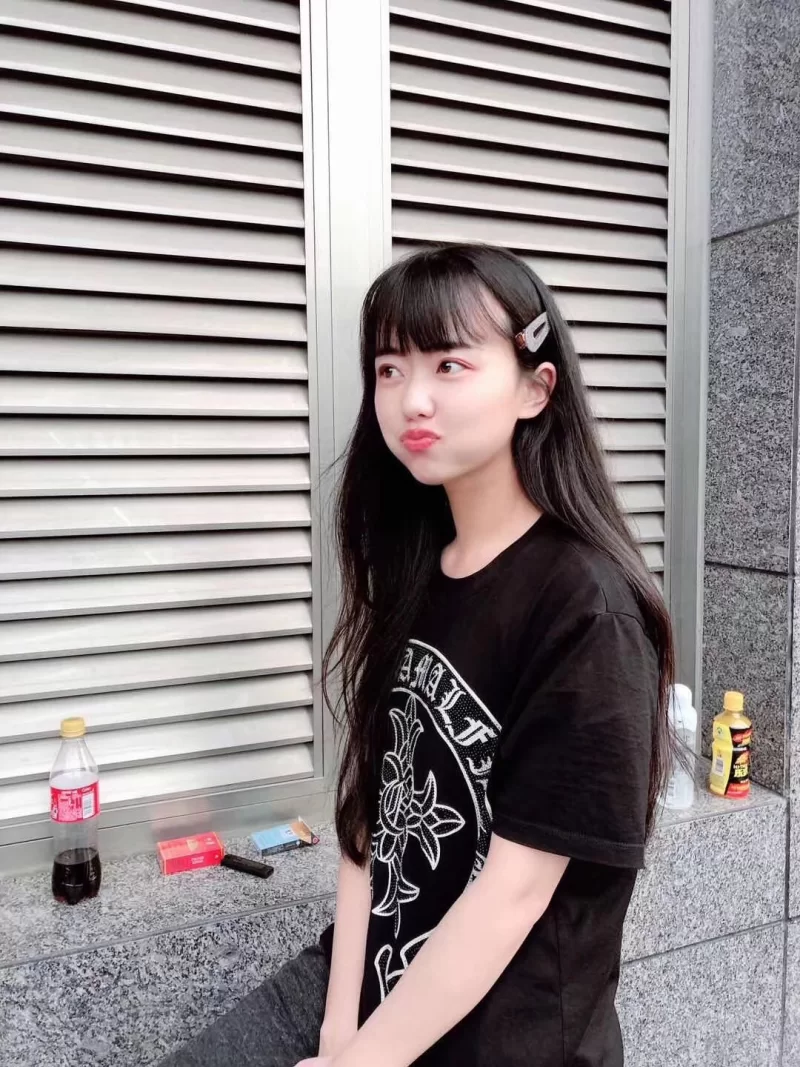 清纯一字马学生妹，扛着腿站着玩